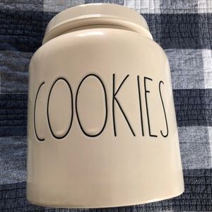 Rae Dunn cookie jar with sealing lid.